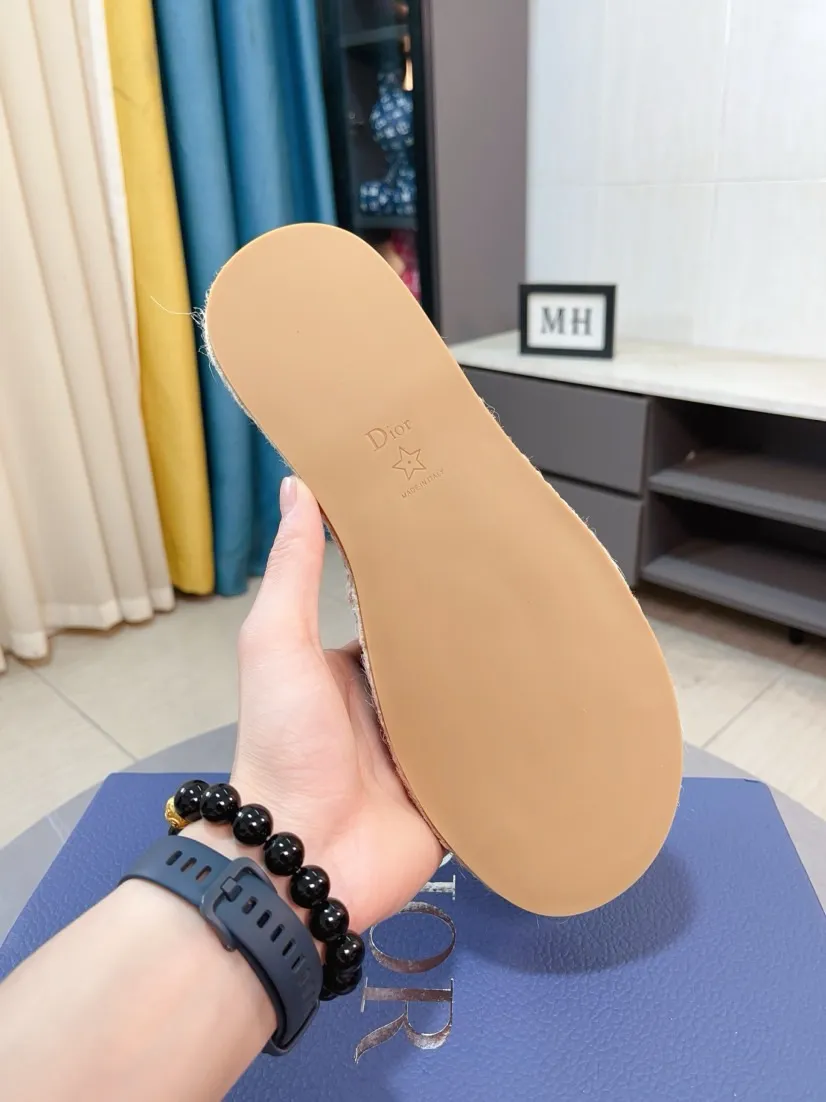 Men's men's shoes💰320🌸🌸High-end version. DIOR💁Men's slippers, high-end and upscale [strong][strong], compare quality at counters. The upper is hand-drawn, a combination of native hemp and raw rubber sole [strong][strong], breathable and non-slip outsole [rose][rose], breathable and comfortable lambskin lining, density 100% comfortable [gift][gift], original wear-resistant code number 38-44. Can be customized 45-46-47
